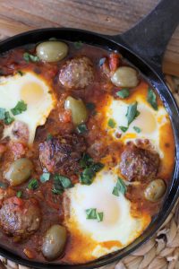 Whole30 compliant Shakshuka + Moroccan Spiced Meatballs from the Whole Smiths. An easy-to-make paleo and gluten-free recipe that can be easily added into your weekly meal plans on a regular basis.
