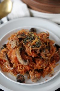 A Pizza Pasta from The Whole Smiths that's sure to be a hit amongst the entire family. Not only is this "pasta" gluten-free and paleo, it's Whole30 compliant thanks to the spaghetti squash.